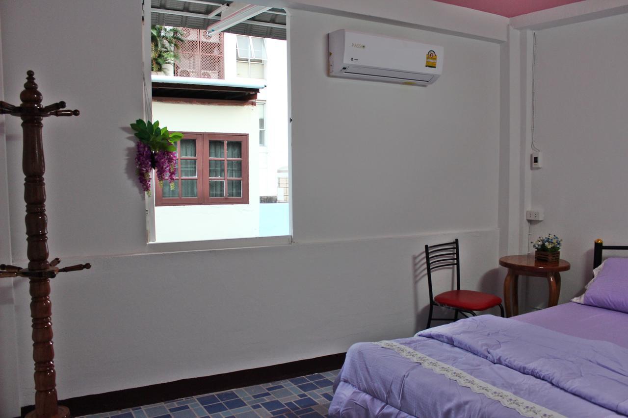 Home Base Hostel (Adults Only) Бангкок Екстер'єр фото