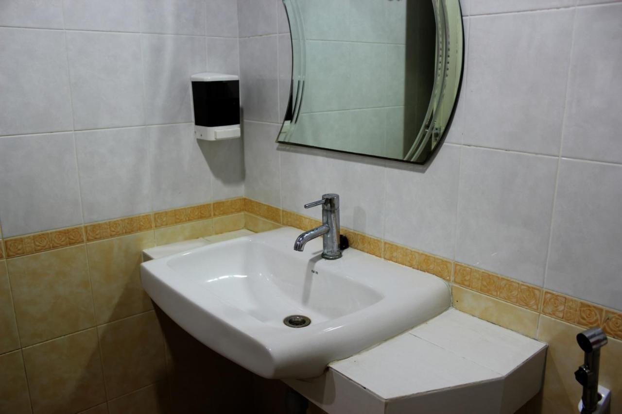 Home Base Hostel (Adults Only) Бангкок Екстер'єр фото